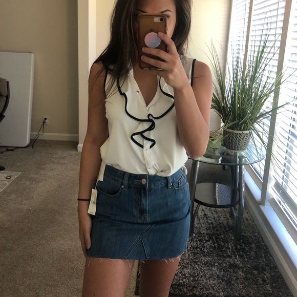 Calvin 🤍 Klein v-neck ruffle top - Picture 3 of 3